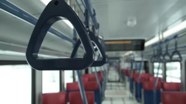 Close View Σειρά Από Χειρολαβές Μέσα Άδειο Σύγχρονο Τρένο Δημόσιες — Αρχείο Βίντεο