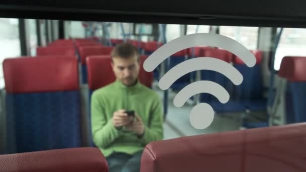 Bord Moderne Trein Persoon Met Behulp Van Smartphone Achtergrond Toegankelijk — Stockvideo