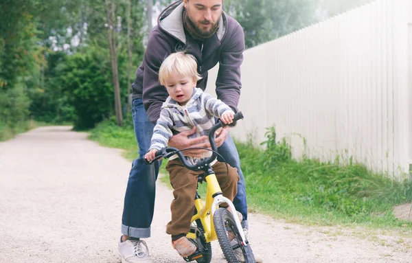 Ojciec Uczy Swoje Dziecko Jeździć Rowerze Wiosennym Parku Letnim Łapie — Zdjęcie stockowe