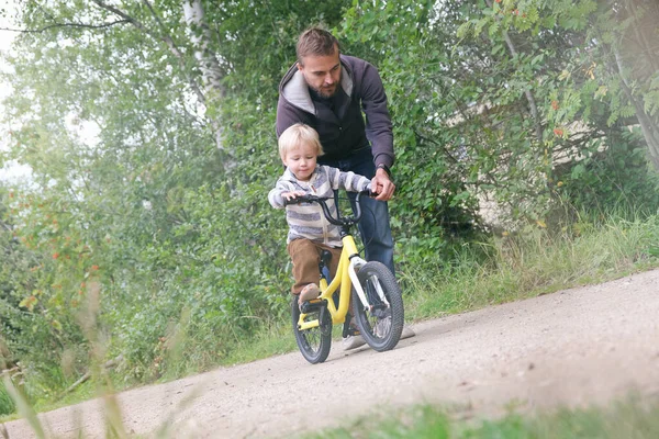 Vater Bringt Seinem Kleinen Kind Das Fahrradfahren Frühlingssommerpark Bei Junge — Stockfoto