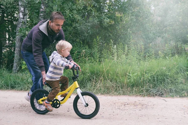 Padre Enseña Hijo Montar Bicicleta Parque Primavera Verano Felices Momentos — Foto de Stock