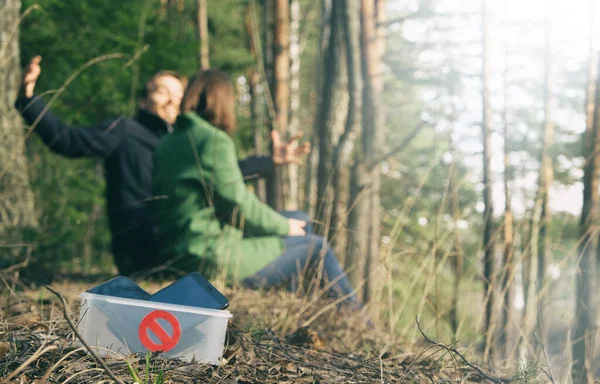 Concepto Desintoxicación Digital Pareja Pasar Tiempo Juntos Naturaleza Sin Teléfonos — Foto de Stock