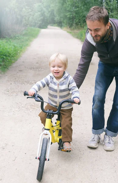 Lindo Chico Rubio Sonriente Aprendiendo Andar Bicicleta Padre Enseñando Hijo — Foto de Stock