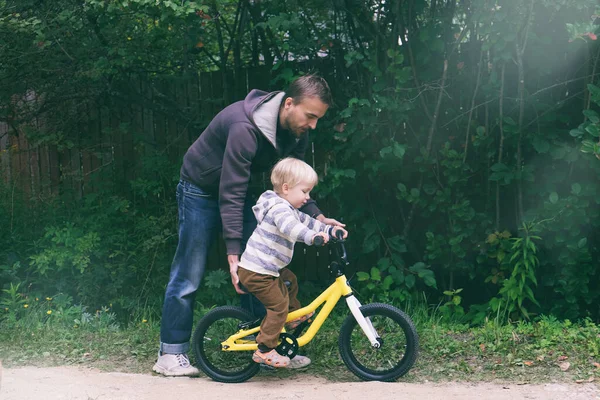 Netter Blonder Junge Lernt Fahrrad Fahren Vater Bringt Seinem Kleinen — Stockfoto