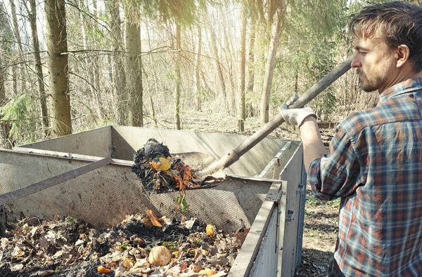 Petani Lokal Memegang Sekop Penuh Dengan Sisa Makanan Komposit Atas — Stok Foto