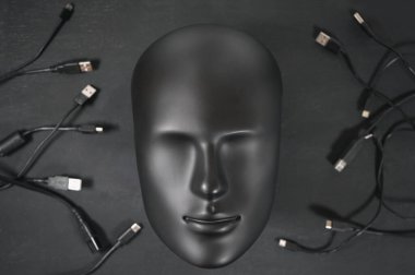 Kişiliğini yitirmiş insan robot robot yüzü ve birçok dijital cihaz kablo şarj cihazları. Dijitalleştirme, yontma, yapay zeka, tamamen siyah renkli fütürist cyborg konsepti. Düz yatıyordu.