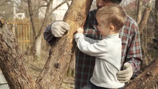 Padre Jardinero Enseñando Hijo Pequeño Trabajar Huerto Familiar Frutas Juntos — Vídeos de Stock