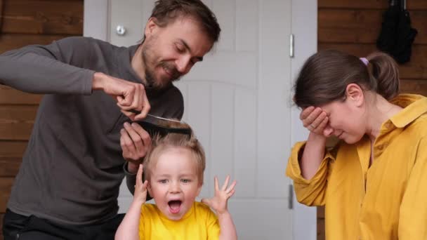 Couper Les Cheveux Famille Maison Pendant Quarantaine Lorsque Fermé Tous — Video