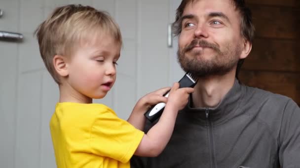 Kleiner Junge Schnitt Vater Bart Mit Haarschneidemaschine Familienhaarschnitt Hygiene Schönheit — Stockvideo