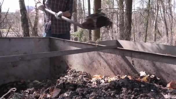 Jarní Práce Místní Zahradě Farmář Otáčí Kompost Aby Provzdušnil Promíchal — Stock video