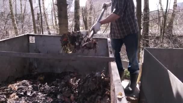 Contadino Girando Mucchio Compost Aerare Mescolare Compostaggio Permacultura Zero Rifiuti — Video Stock