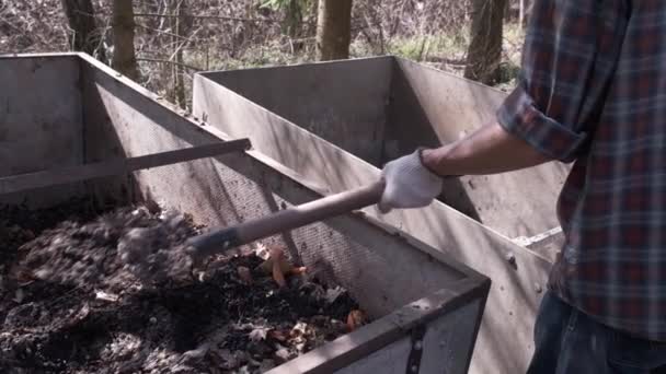 Trabajos Primavera Jardín Local Granjero Cámara Lenta Girando Montón Compost — Vídeo de stock