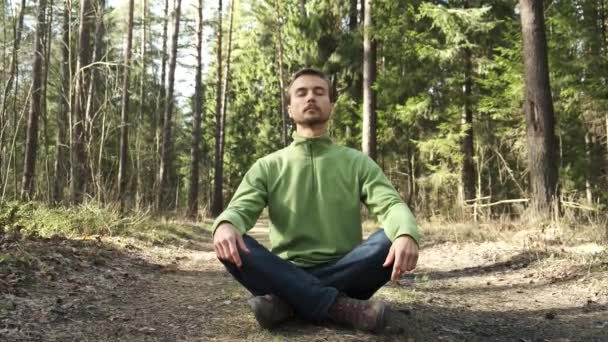 Psykisk Hälsa Mindfulness Koncept Ung Skäggig Man Praktiserar Yoga Utomhus — Stockvideo