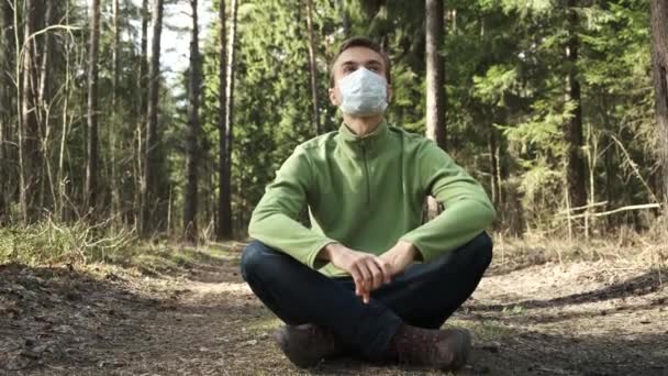 Ucieczka Zanieczyszczonego Miasta Natury Człowiek Siedzący Lotosu Pozował Lesie Zdjął — Wideo stockowe