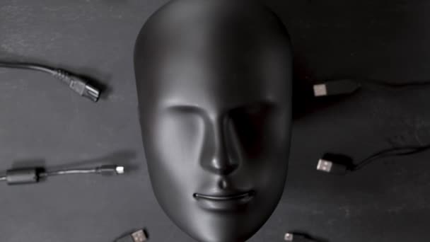 Человекоподобная Голова Робота Андроида Соединена Многими Цифровыми Проводами Кабелей Зарядных — стоковое видео