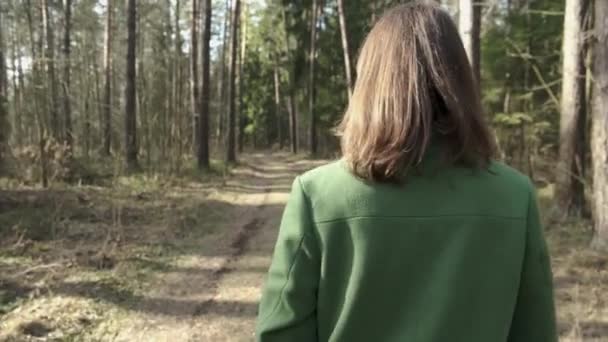 戴着防护面具的女人在森林或公园里独自行走 转身看着镜头 因疾病爆发而离群索居的柯龙病毒19型流感大流行 — 图库视频影像