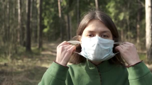 Une Femme Heureuse Enlève Masque Protecteur Visage Respire Profondément Sourit — Video