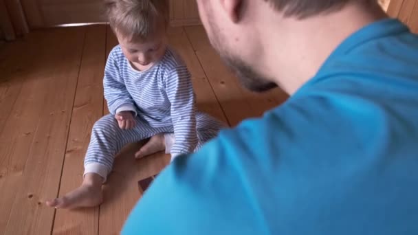 Çocuk Baba Evde Tic Tac Toe Oynuyorlar Oğlum Babam Masa — Stok video