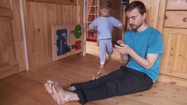 Padre Trabaja Desde Casa Con Niño Papá Tratando Trabajar Teléfono — Vídeos de Stock