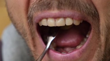 Sakallı adam küçük krep gevrekleri yiyor. Son moda karantina yemekleri. Yakın çekim kişi yavaş çekimde atıştırmalık çiğner.. 