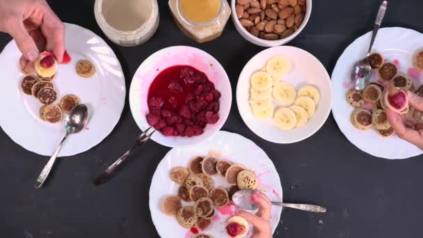 Üst Tabaka Aile Yapımı Kahvaltı Yapıyor Mini Sandviçlerle Tokuşturuyor Küçük — Stok video