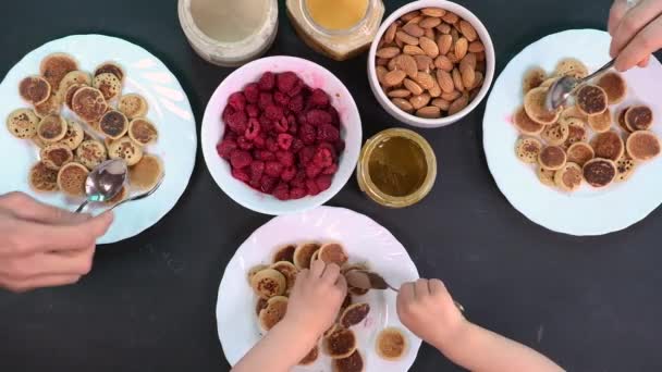 Iyi Aile Kahvaltısı Yapıyor Minik Krep Gevreği Tatlı Soslar Fındık — Stok video