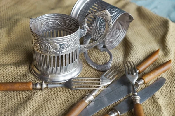 Utensílios antigos em uma mesa de madeira — Fotografia de Stock