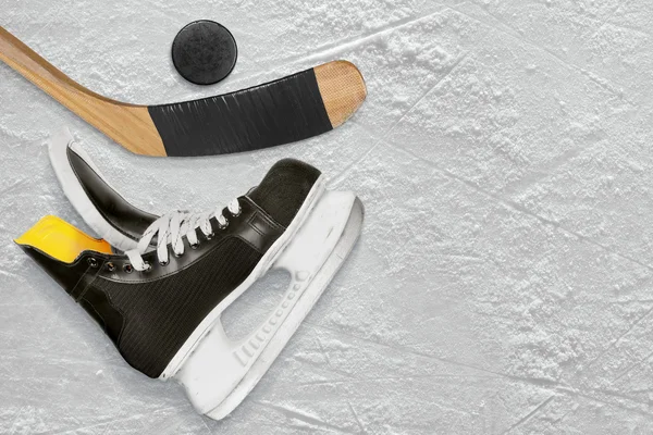 Kije hokejowe, skate i puck — Zdjęcie stockowe