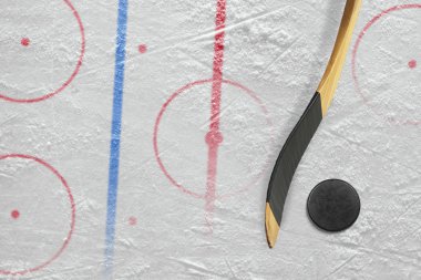İşaretler ile sopa, puck ve hokey alan