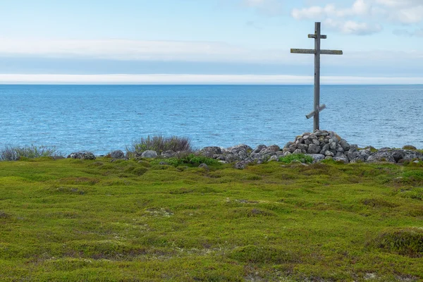 Wooden cross on the shores of the White Sea — Stock Photo, Image