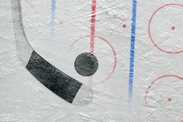 Bâton, rondelle et terrain de hockey avec marques — Photo