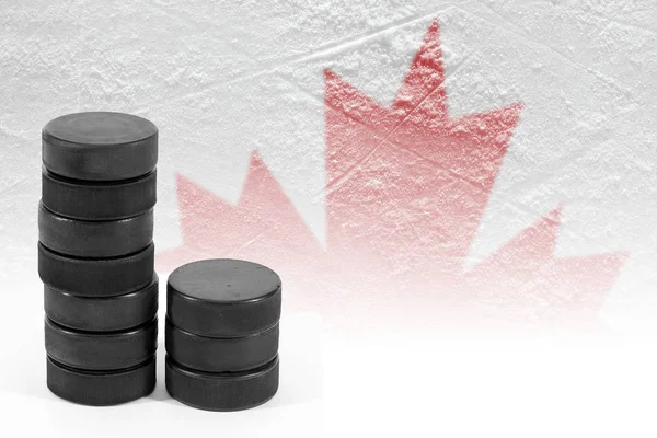 El disco de hockey y una hoja de arce canadiense —  Fotos de Stock
