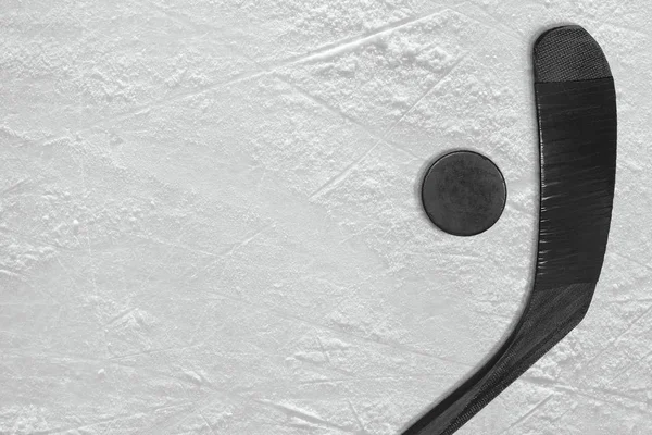 Washer and black hockey stick on ice — Stock Photo, Image