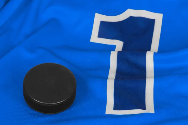 Pull et rondelle de hockey bleu — Photo