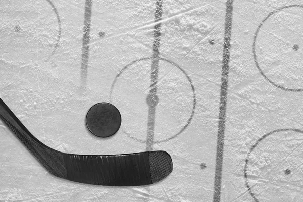 Bâton de hockey noir et terrain de hockey avec des marques — Photo