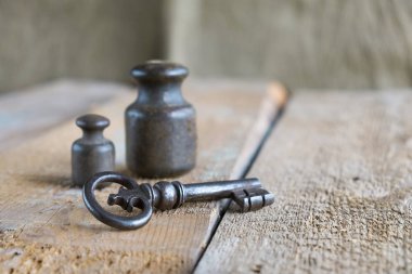 İki eski ağırlık ve kalenin anahtarını