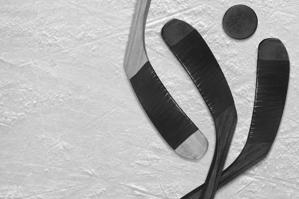 Hockey puck y palo en el hielo tres —  Fotos de Stock