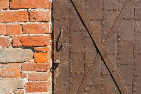 古い鉄のドアと煉瓦の壁を詳細します。 — ストック写真