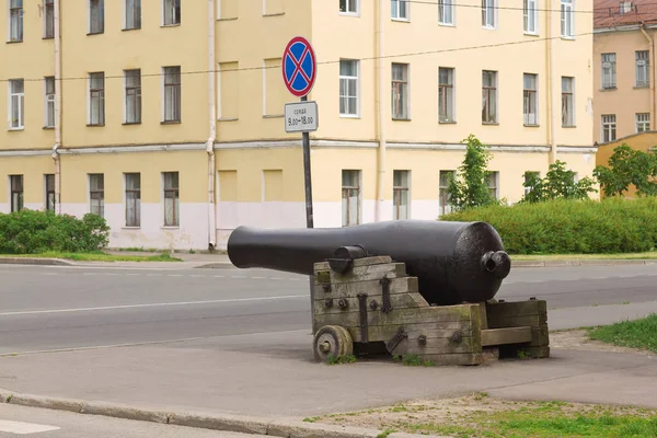 City streets and old cannon — Stock Photo, Image