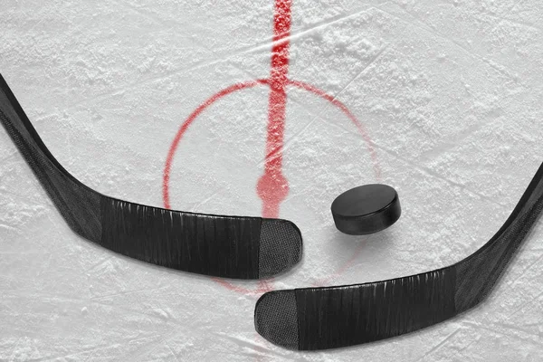 Fragment de patinoire de hockey sur glace avec bâtons — Photo