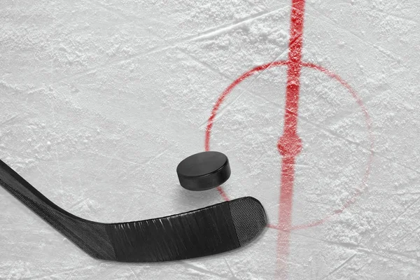 Fragmento de pista de hockey sobre hielo con palo y disco — Foto de Stock