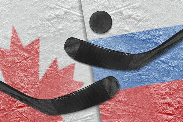 Drapeaux canadiens et russes, deux bâtons de hockey hockey — Photo