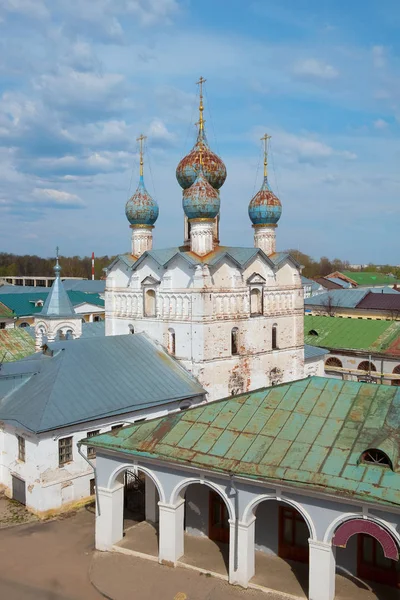 Antika vit sten ortodoxa kyrkan — Stockfoto
