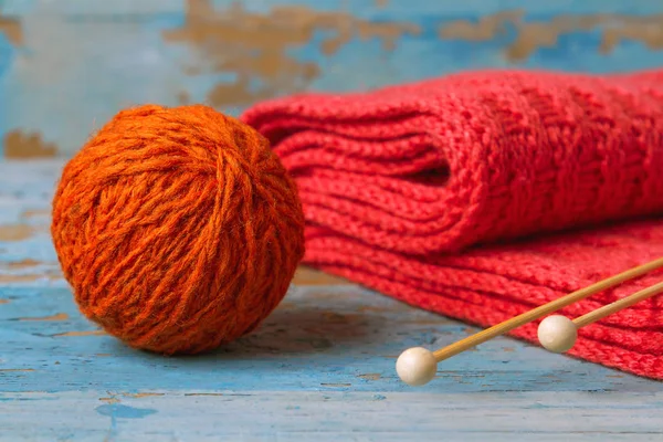 绞纱的羊毛、 辐条和红色针织的围巾 — 图库照片