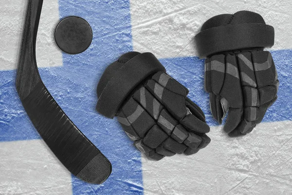 Drapeau finlandais, rondelle de hockey, bâton et gants — Photo