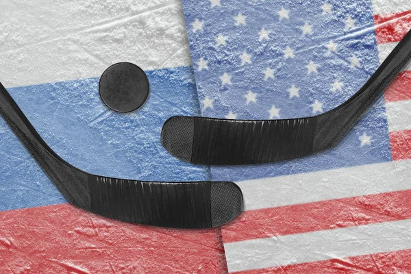 E Banderas americanas y rusas, dos palos de hockey hockey — Foto de Stock