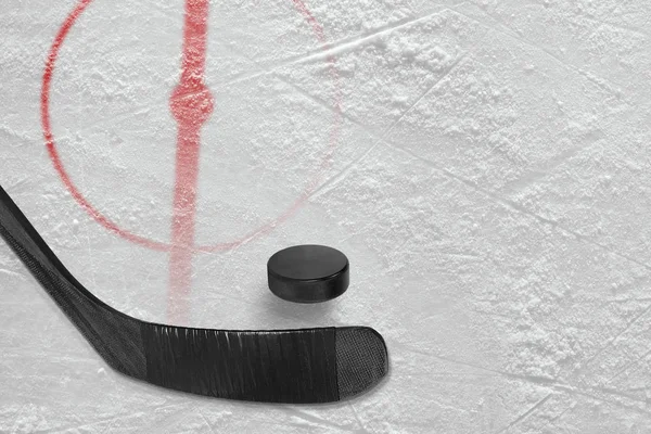 Fragmento de pista de hockey sobre hielo con palo y disco — Foto de Stock