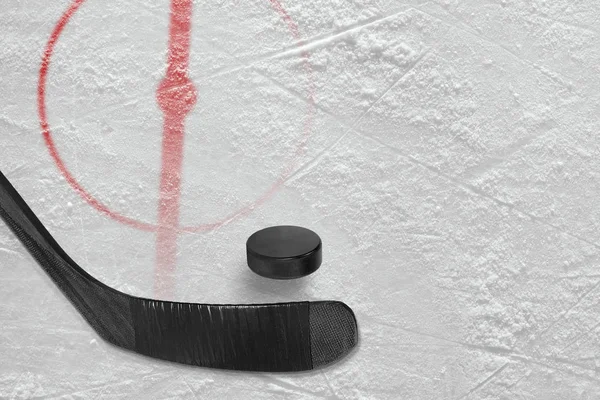 Fragment einer Eishockeybahn mit Stock und Puck — Stockfoto