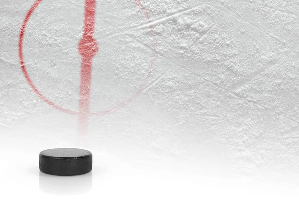 Fragmento del campo de hockey con el disco — Foto de Stock