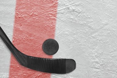 Hokey sopası ve buz contalara baktın ve